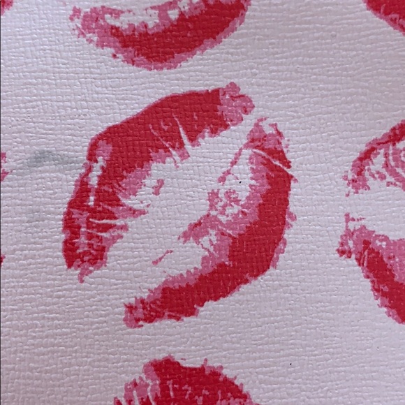 Pink kiss Ipsy makeup bag - Picture 4 of 4